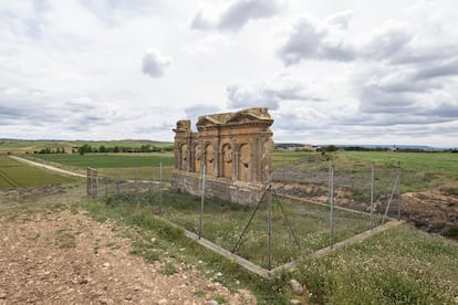 Mausoleo romano de los Atilios, cerca de Sádaba (Zaragoza). Un testimonio de la arquitectura funeraria romana. Construido entre los siglos II y III después de Cristo. Bien de interés cultural desde 1931. 