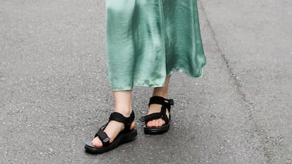Artículo EL PAÍS Escaparate sobre unas sandalias ortopédicas para mujer.