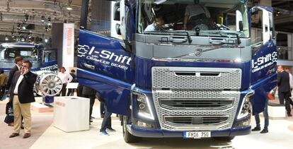 Un camión Volvo modelo FH16 en una feria en Hannover (Alemania).