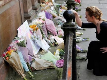 Una mujer deja flores por las v&iacute;ctimas del atentado en el Manchester Arena en mayo. 