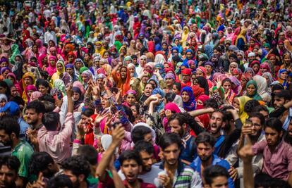 Musulmanes cachemiros asisten al funeral de Arif Ahmad, un líder rebelde muerto en un tiroteo, en Pulwama, Cachemira (India).