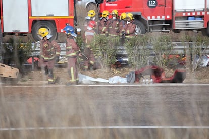 El punt en el qual s'ha produït l'accident és l'únic amb un lleuger revolt en un tram de l'autopista amb llargues rectes. El conductor de l'autobús ha estat traslladat a la comissaria dels Mossos d'Esquadra de Tortosa, i les seves ferides no són greus, segons el conseller de l'Interior.