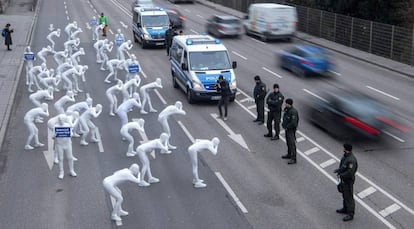 Activistas de Greenpeace en una acción contra la alta contaminación con óxido de nitrógeno causada por los coches diesel, el pasado 19 de febrero de 2018 en Stuttgart, Alemania.