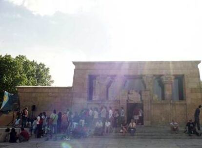 Decenas de madrileños contemplan un espectáculo de marionetas en el Templo de Debod.