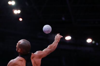 El canadiense Damian Warner hace un lanzamiento en la categoría de heptathlon masculino durante el Campeonato Mundial de Atletismo en Pista Cubierta, en Birmingham en marzo de 2018.