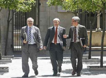Carod, Montilla y Saura, antes de celebrar la conferencia de prensa en el Palau de la Generalitat.