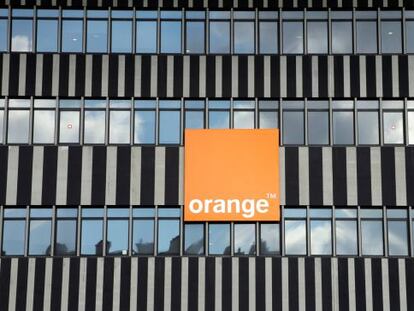 El logo de Orange en un edificio en Francia