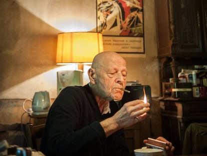 El escritor francés Pierre Michon se enciende un cigarro en su casa de Les Cards, Francia.