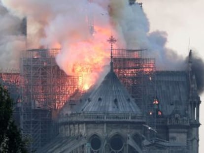 Fogo começou por volta das 19h (hora local) e causa a destruição de boa parte igreja, que é um dos símbolos da capital francesa e o monumento histórico mais visitado da Europa