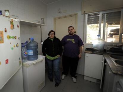 Raquel y Óscar en la cocina de la casa de la que van a ser desahuciados.