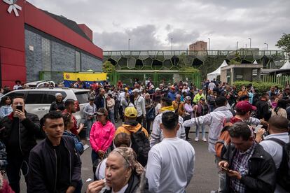 Cientos de venezolanos esperan en el estacionamiento del centro de convenciones Corferias.