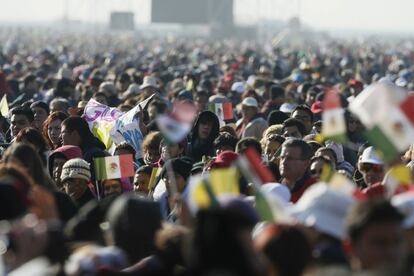 Miles de personas se reunieron en el Centro de Estudios Superiores en el municipio mexicano de Ecatepec, donde el papa Francisco ofició una misa multitudinaria.