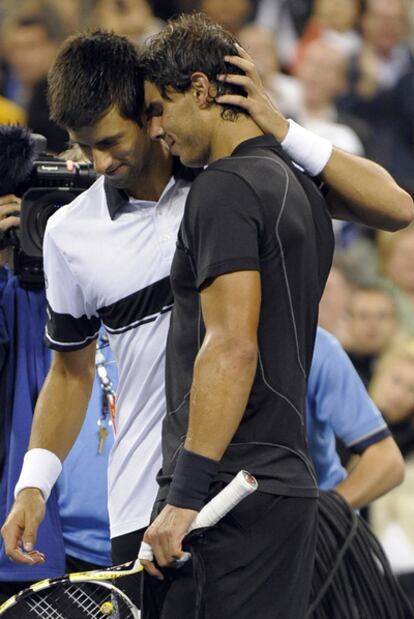 Rafael Nadal y Novak Djokovic tras la final del Abierto de Estados Unidos de 2010, que ganó Nadal por 6- 4, 5- 7, 6- 4, 6- 2.