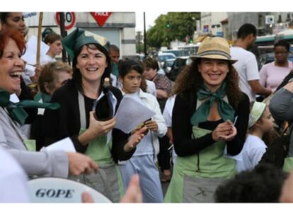 Dos chicas con una botella de vino se divierten en el Festival de la Vendimia de Montmartre