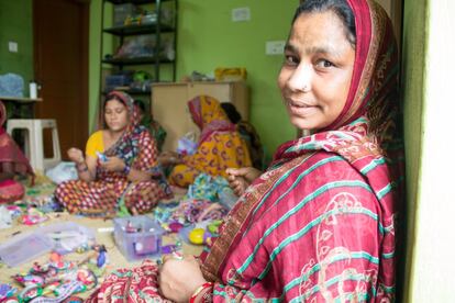 Laltusi Shekh nació en el estado de Bengala Occidental. Llegó a Varanasi con tan solo seis años, y ha vivido la mayor parte de su vida en los ‘slums’ del barrio de Sigra. Con 15 años la obligaron a casarse y pronto tuvo a sus cuatro hijos. Actualmente trabaja de cocinera durante el día y pinta pañuelos de seda en el proyecto de empoderamiento de la mujer. 



