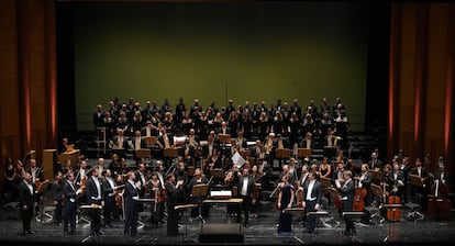 El director Łukasz Borowicz levanta la partitura de Moniuszko, al finał del estreno de ‘Halka’, el jueves en el Teatro Real.