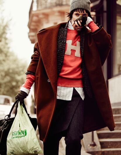 <strong>‘GRUNGE' URBANO.</strong> Abrigo marrón de cachemir de Max Mara, sudadera roja de H&M Autumn Collection, camisa blanca y pantalón con sobrefalda de Dries van Noten. Gorro de lana y mitones de H&M. En la mano, bolso Amazona de Loewe, por Junya Watanabe.<br></br> <em>De los estampados felinos al terciopelo, pasando por el ‘grunge’, no hay tendencia que este otoño no se pueda declinar con la ayuda de un pantalón y una chaqueta. </em>