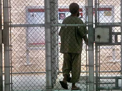 Un reo en la prisión de Guantánamo.