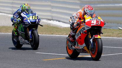 El piloto italiano, Valentino Rossi, tras ser adelantado por el piloto de Repsol, Marc Márquez.