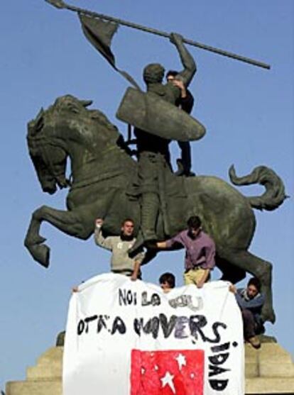 'Otra Universidad es posible' ha sido el lema de la jornada de huelga de hoy, que tenía como objetivo de su convocatoria a los más de tres millones de estudiantes universitarios de toda España. En Sevilla, la estatua del Cid ha sido testigo de las reivindicaciones estudiantiles. (EFE)