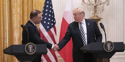 El presidente de EE UU Donald Trump y su homólogo polaco, Andrzej Duda ayer en la Casa Blanca (Washington).