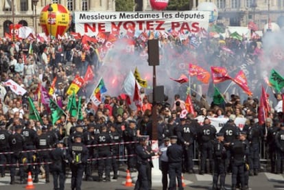 Cientos de franceses se han concentrado hoy para protestar por la aprobación del retraso de la edad de jubilación.