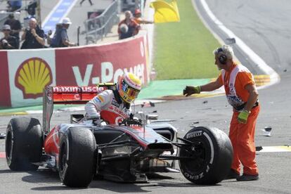 Lewis Hamilton sale de su monoplaza tras el accidente.