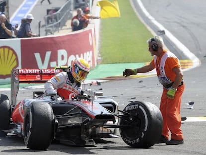 Lewis Hamilton sale de su monoplaza tras el accidente.