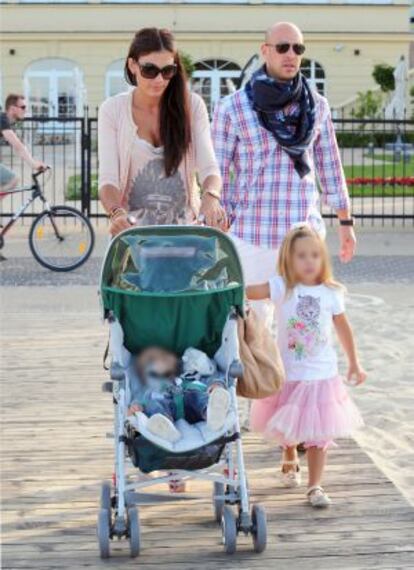 Pepe Reina, su mujer Yolanda Ruiz y sus hijos.