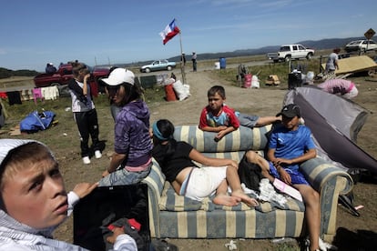 Um grupo de crianças se reúne em um campo improvisado para as vítimas do terremoto em Tubul.