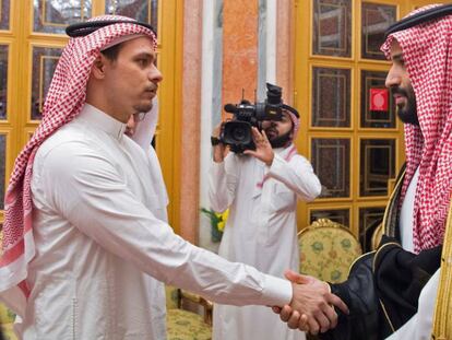 El príncipe heredero saudí (derecha) saluda a uno de los hijos de Khashoggi en Riad.