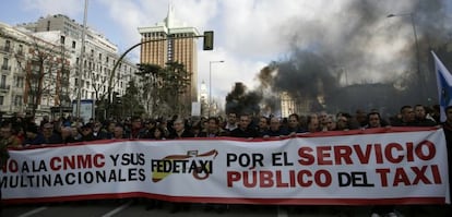 Taxistas de toda Espa&ntilde;a se manifiestan en Madrid contra la CNMC y los servicios de Uber y Cabify.