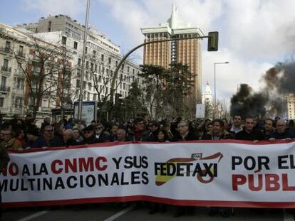 Taxistas de toda Espa&ntilde;a se manifiestan en Madrid contra la CNMC y los servicios de Uber y Cabify.