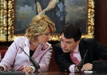 Esperanza Aguirre, presidenta de la Comunidad, junto a Ignacio González, vicepresidente, durante la reunión de Consejo de Gobierno que ha tenido lugar hoy