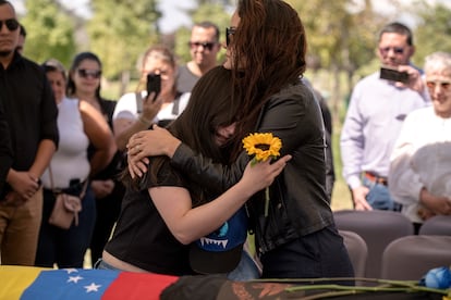 Familiares de Ronald Ojeda, el exmilitar venezolano, en el funeral, este viernes.