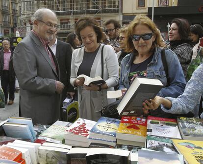 Salman Rushdie, en la celebracion de la 9ª edición de la Noche de los Libros de Madrid, en 2014.