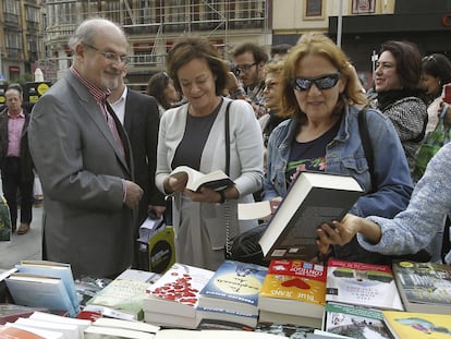 Salman Rushdie, en la celebracion de la 9ª edición de la Noche de los Libros de Madrid, en 2014.