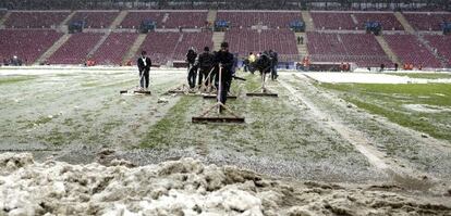 Los empleados del Galatasaray limpian de nieve el campo, el pasado miércoles en Estambul.
