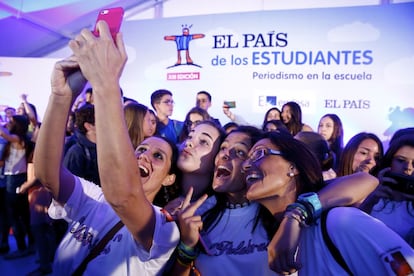 Un 'selfie' de los alumnos durante la celebración de los premios 'El País de los Estudiantes'.