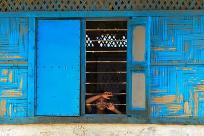 Un refugiado rohingya mira a través de una ventana de su escuela en el campamento de refugiados de Kutupalong (Bangladés).