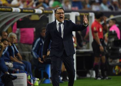 Gerardo Martino da instrucciones durante el partido.