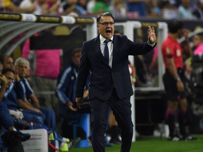 Gerardo Martino da instrucciones durante el partido.