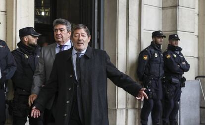 El exdirector de Trabajo y Seguridad Social de la Junta de Andalucía, Francisco Javier Guerrero, a su salida de la Audiencia Provincial de Sevilla tras escuchar la sentencia del 'caso ERE'.