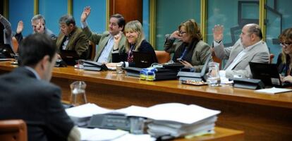 La comisión de Hacienda y Presupuestos del Parlamento Vasco en el debate del proyecto de presupuestos