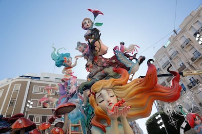 Montaje del monumento que forman varios ninots elaborado por la agrupación Sueca literato Azorín este sábado en Vàlencia. Este domingo tienen que estar montadas las 384 fallas grandes de 2025 de las Fallas de Vàlencia.