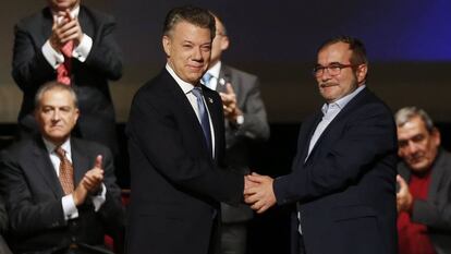 Juan Manuel Santos y Rodrigo Londoño, 'Timochenko', tras firmar el acuerdo de paz, en noviembre de 2016.