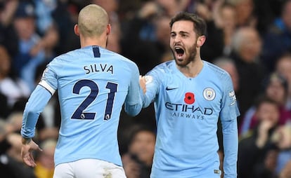 David y Bernardo Silva, durante el derbi de Manchester.