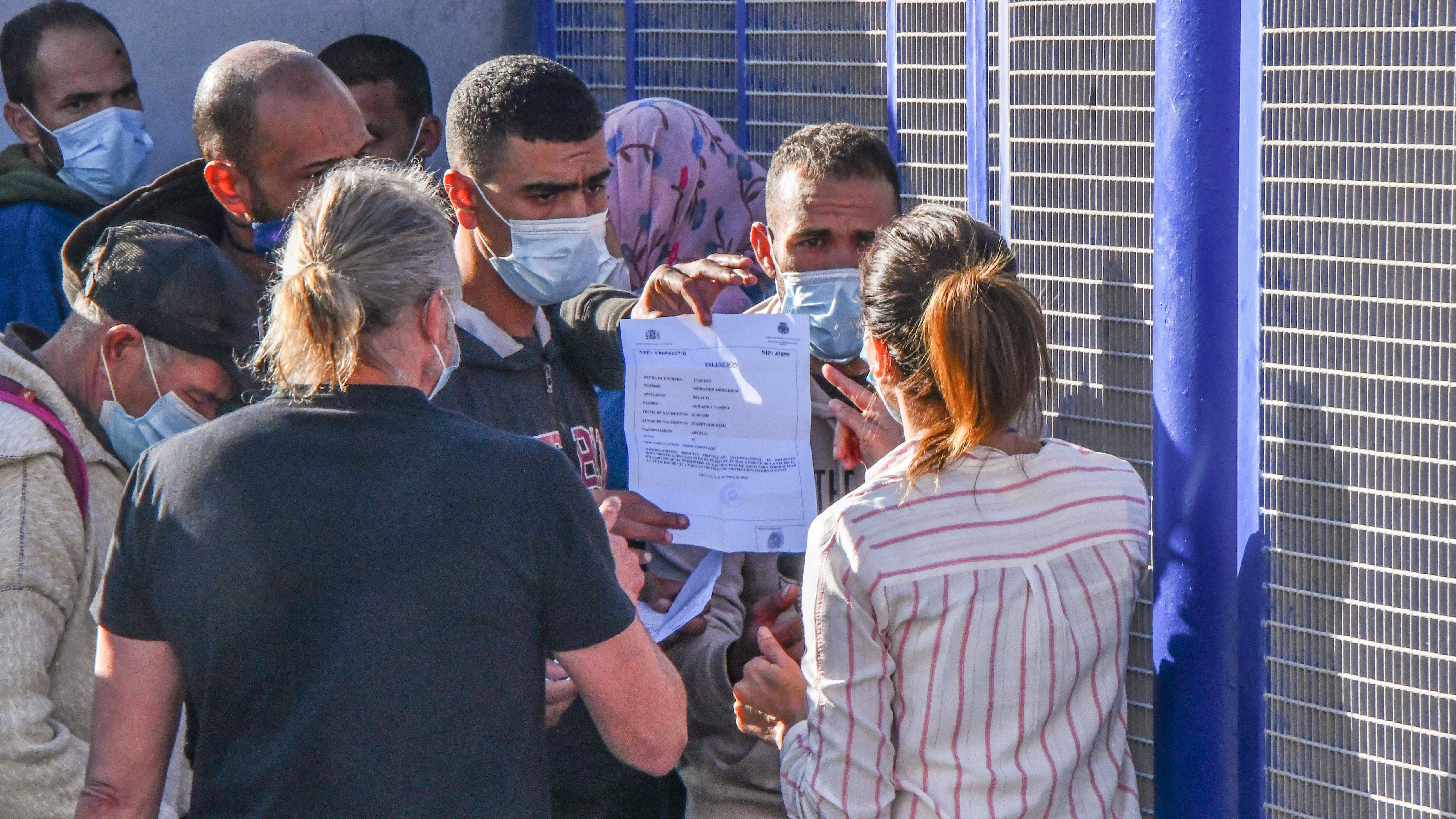 Colas para solicitar asilo en la frontera de Ceuta.