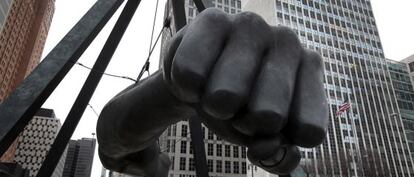 Monumento al boxeador Joe Louis en el centro de Detroit.