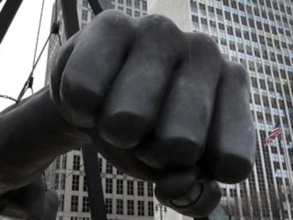 Monumento al boxeador Joe Louis en el centro de Detroit.